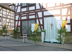 Fronleichnamsaltäre in den Naumburger Straßen (© Karl-Franz Thiede)